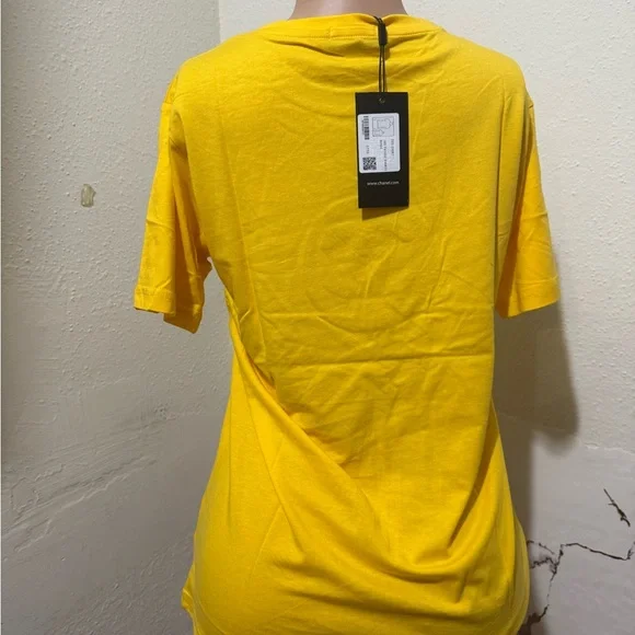 Vibrant Yellow Tee with Pink Emblem Chanel - Picture 3 of 3